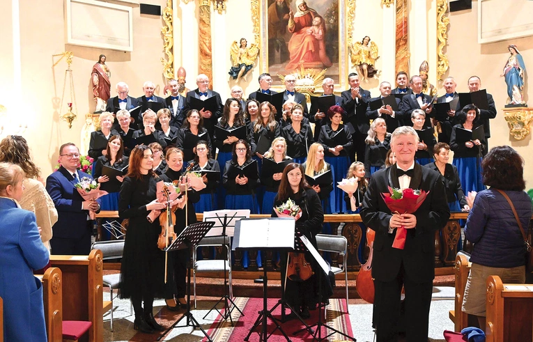 Dziś chór liczy ponad 40 osób, ma na koncie trzy nagrane płyty, sukcesy w różnych konkursach, występy za granicą, współpracę z innymi chórami i kolejne plany na przyszłość.