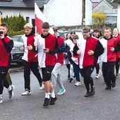 Harcerze z wileńskiego hufca wbiegają do Gowarczowa.