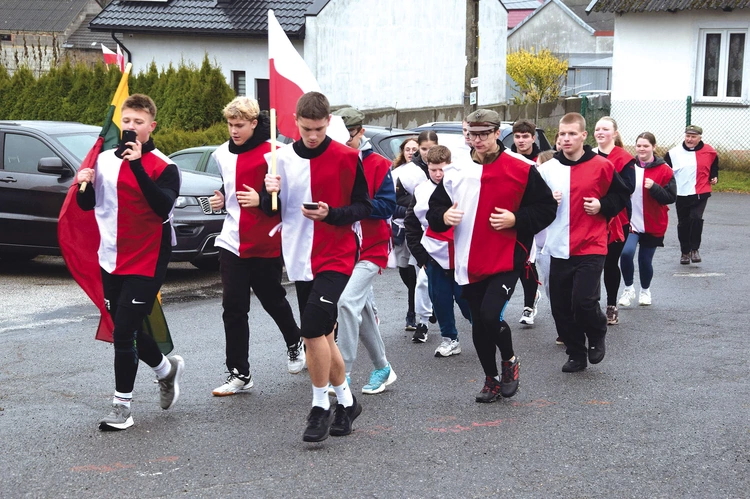 Harcerze z wileńskiego hufca wbiegają do Gowarczowa.