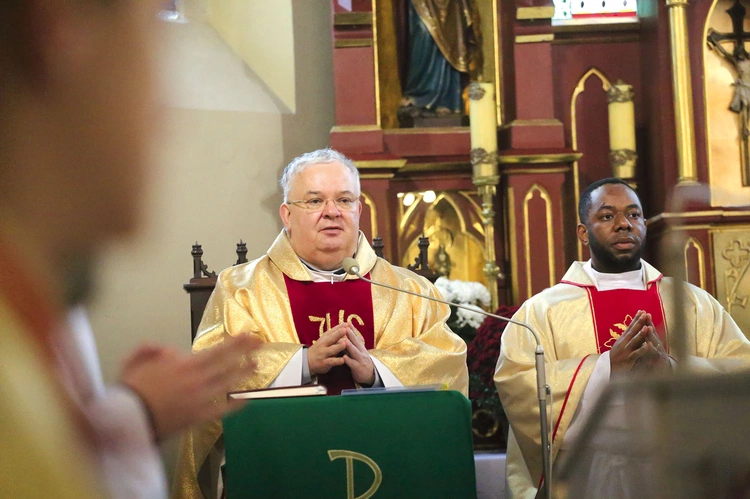  Ks. Piotr Lisowski, proboszcz parafii, i ks. Joseph Abu, który całą niedzielę głosił kazania w biegonickiej świątyni.