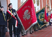  W Eucharystii uczestniczyły poczty sztandarowe służb mundurowych, szkół i harcerzy.