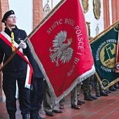  W Eucharystii uczestniczyły poczty sztandarowe służb mundurowych, szkół i harcerzy.