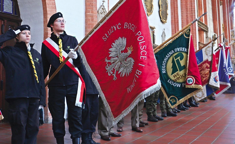  W Eucharystii uczestniczyły poczty sztandarowe służb mundurowych, szkół i harcerzy.