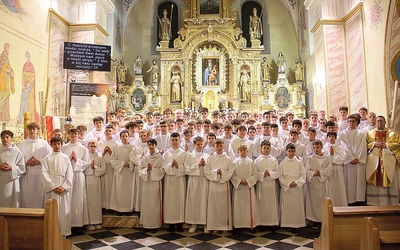  Liczba chętnych do służby przy ołtarzu pokazuje siłę wiary tutejszych mieszkańców.