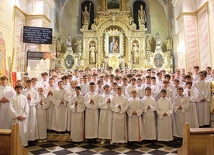  Liczba chętnych do służby przy ołtarzu pokazuje siłę wiary tutejszych mieszkańców.