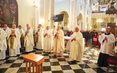 Obchody były wyrazem wdzięczności Bogu za ponad wiek istnienia świątyni i nieustanną opiekę patrona nad parafią. 