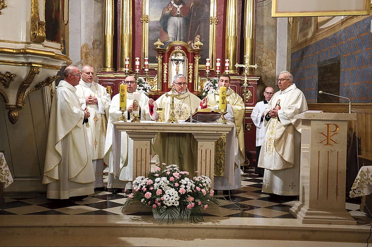 Podczas uroczystości poświęcono także nową ambonkę.  