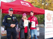 Hubert Kaczmarczyk i Magdalena Walczak ze strażnikiem miejskim Grzegorzem Nowocieniem.