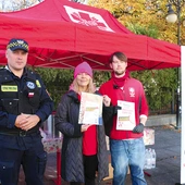 Hubert Kaczmarczyk i Magdalena Walczak ze strażnikiem miejskim Grzegorzem Nowocieniem.