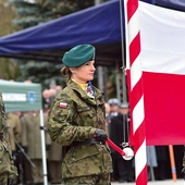 Przy śpiewie Mazurka Dąbrowskiego poczet sztandarowy wciągnął na maszt flagę Polski.