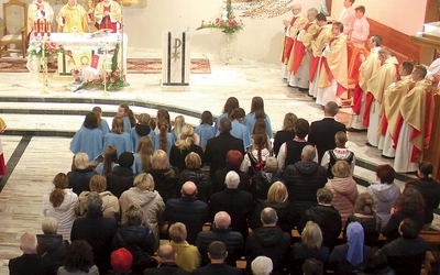  Z uczestnikami wydarzenia spotkał się bp Andrzej Jeż, który m.in. przewodniczył Eucharystii. 