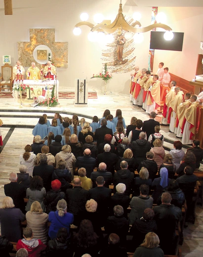  Z uczestnikami wydarzenia spotkał się bp Andrzej Jeż, który m.in. przewodniczył Eucharystii. 