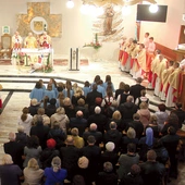  Z uczestnikami wydarzenia spotkał się bp Andrzej Jeż, który m.in. przewodniczył Eucharystii. 