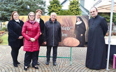 Proboszcz ks. Tomasz Szewczyk z przedstawicielami Akcji Katolickiej i KGW, organizatorami kiermaszu ciast – cegiełek na ufundowanie tablic pamiątkowych W. Pałach i s. K. Przybytniak.