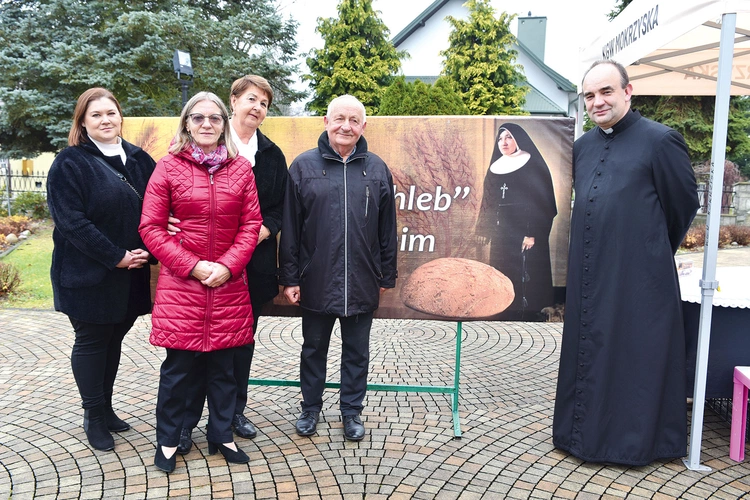  Proboszcz ks. Tomasz Szewczyk z przedstawicielami Akcji Katolickiej i KGW, organizatorami kiermaszu ciast – cegiełek na ufundowanie tablic pamiątkowych W. Pałach i s. K. Przybytniak.