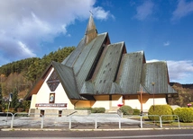 Cztery szczyty dachu kościoła to symbole czterech gorczańskich wierzchołków.