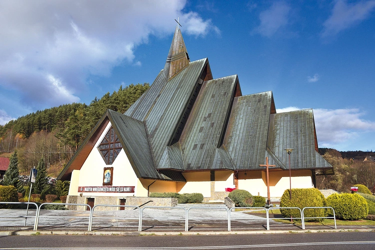 Cztery szczyty dachu kościoła to symbole czterech gorczańskich wierzchołków.