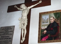 „Moim jedynym wodzem [dosłownie Führerem – przyp. red.] jest Jezus Chrystus”  – stwierdził wobec przedstawicieli nazistowskich władz.  Pierwszy sakrament przyjął tu, w kościele pw. Świętych Apostołów Piotra i Pawła  przy pl. Zamko- wym.