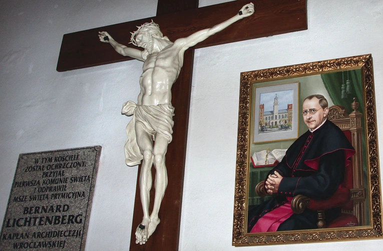 „Moim jedynym wodzem [dosłownie Führerem – przyp. red.] jest Jezus Chrystus”  – stwierdził wobec przedstawicieli nazistowskich władz.  Pierwszy sakrament przyjął tu, w kościele pw. Świętych Apostołów Piotra i Pawła  przy pl. Zamko- wym.