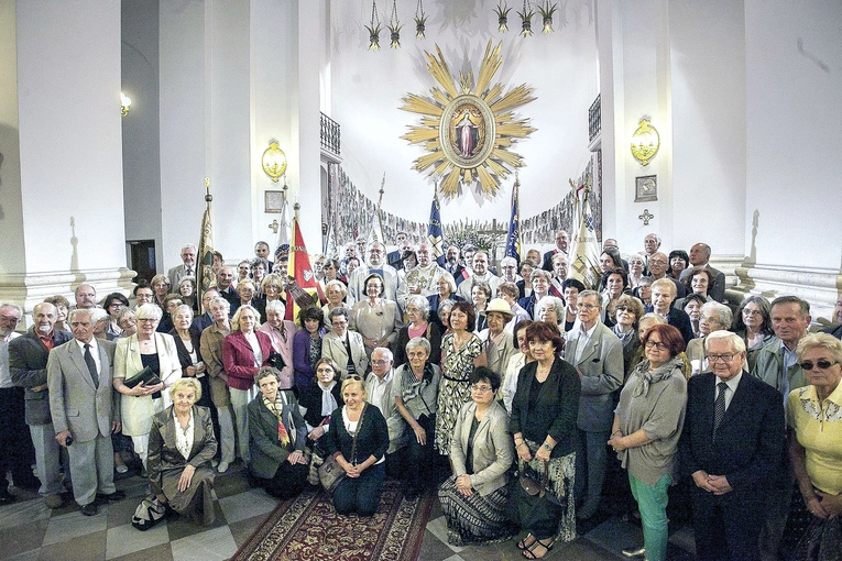   Obecnie  organizacja działa przy 40 parafiach archidiecezji warszawskiej. W szczytowym momencie miała 1500 członków. Dziś jest ich jedynie 300. 10 lat temu ich przedstawiciele przekazali sanktuarium Matki Bożej Łaskawej  na Starym Mieście  relikwie  św. Jana  Pawła II,  swojego  patrona.