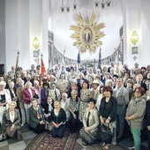   Obecnie  organizacja działa przy 40 parafiach archidiecezji warszawskiej. W szczytowym momencie miała 1500 członków. Dziś jest ich jedynie 300. 10 lat temu ich przedstawiciele przekazali sanktuarium Matki Bożej Łaskawej  na Starym Mieście  relikwie  św. Jana  Pawła II,  swojego  patrona.