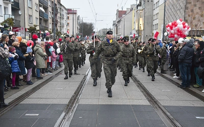 Po Mszy na placu przy katedrze świętowano z ceremoniałem wojskowym i koncertem orkiestry wojskowej z Żagania.