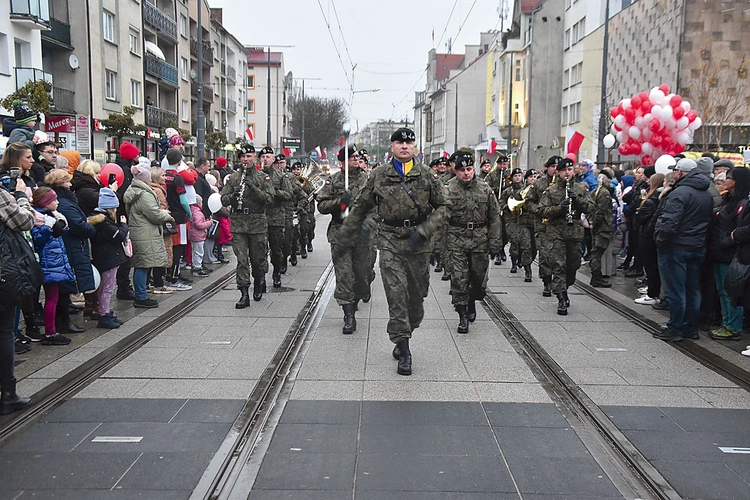 Po Mszy na placu przy katedrze świętowano z ceremoniałem wojskowym i koncertem orkiestry wojskowej z Żagania.