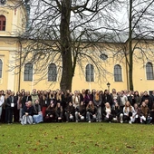 Nauki od początku prowadzą misjonarki Chrystusa Króla dla Polonii Zagranicznej.  To czas spotkania kierowany  do dziewcząt  od VII klasy szkoły podstawowej  aż po ostatnie klasy szkoły średniej. Zazwyczaj w ich trakcie uczestniczki przypatrują się wybranym kobiecym postaciom z Biblii. Dom Młodych w Rokitnie zaprasza także  na inne ćwiczenia duchowe. Aktualne informacje i zapisy: centrumddm.pl.