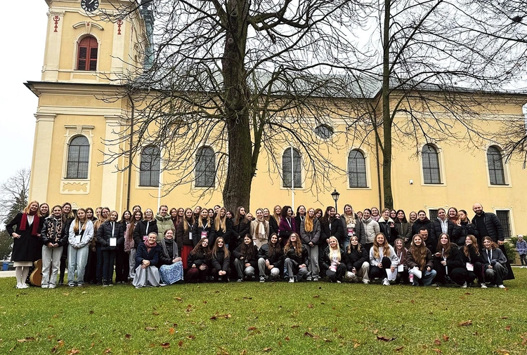 Nauki od początku prowadzą misjonarki Chrystusa Króla dla Polonii Zagranicznej.  To czas spotkania kierowany  do dziewcząt  od VII klasy szkoły podstawowej  aż po ostatnie klasy szkoły średniej. Zazwyczaj w ich trakcie uczestniczki przypatrują się wybranym kobiecym postaciom z Biblii. Dom Młodych w Rokitnie zaprasza także  na inne ćwiczenia duchowe. Aktualne informacje i zapisy: centrumddm.pl.