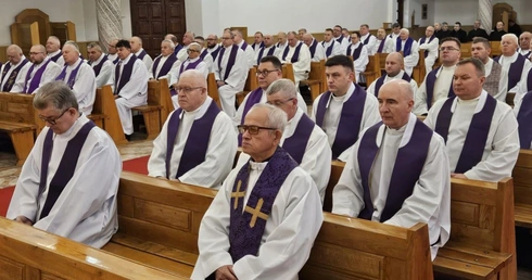 Księża zmierzyli się z trudnym tematem