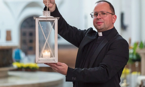 – Lampiony są symbolem Chrystusa rozświetlającego ciemności grzechu – wyjaśnia ks. Marcin Moj
