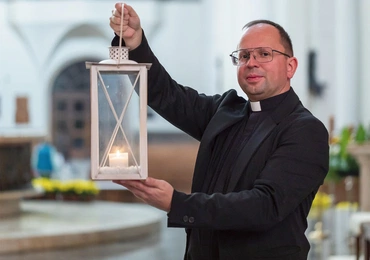 – Lampiony są symbolem Chrystusa rozświetlającego ciemności grzechu – wyjaśnia ks. Marcin Moj