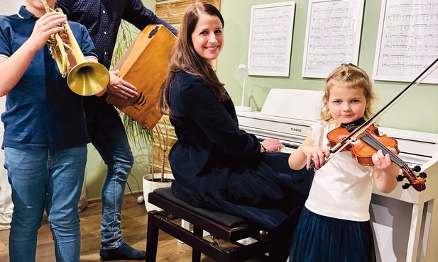 Na Adwent szykują się  już od dawna.  Na roratach w parafii grają,  śpiewają i modlą się razem 