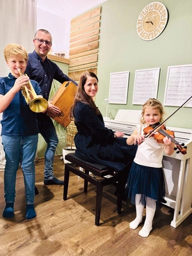 Na Adwent szykują się  już od dawna.  Na roratach w parafii grają,  śpiewają i modlą się razem 