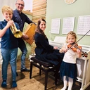 Na Adwent szykują się  już od dawna.  Na roratach w parafii grają,  śpiewają i modlą się razem 