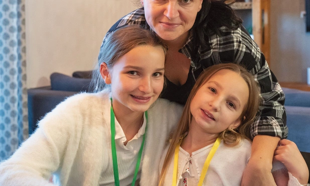  – Po latach widzę, że oddanie się pod opiekę Maryi procentuje – mówi pani Marzena, która – podobnie  jak córki – jako dziewczynka należała do Dzieci Maryi 