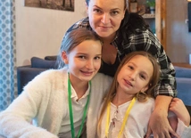  – Po latach widzę, że oddanie się pod opiekę Maryi procentuje – mówi pani Marzena, która – podobnie  jak córki – jako dziewczynka należała do Dzieci Maryi 