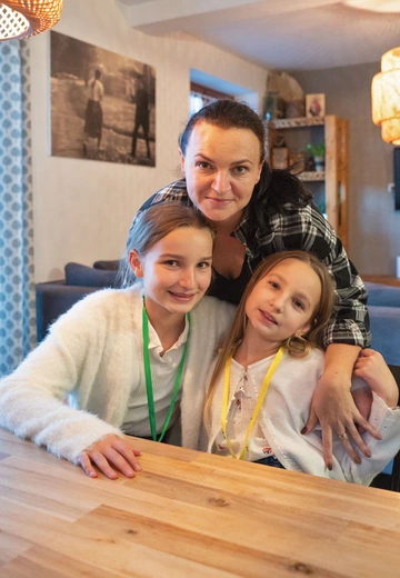  – Po latach widzę, że oddanie się pod opiekę Maryi procentuje – mówi pani Marzena, która – podobnie  jak córki – jako dziewczynka należała do Dzieci Maryi 