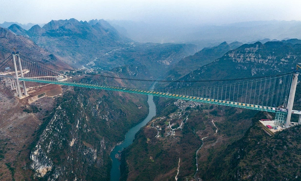 Most jest stale monitorowany i odporny na silne wiatry występujące w górskim terenie 