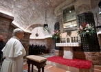  Papież przy grobie św. Franciszka: Świat szuka znaków nadziei