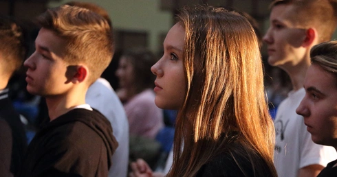 "Tu czujemy się kochani i chciani". Młodzież ze wspólnoty katolickiej opowiada o Kościele