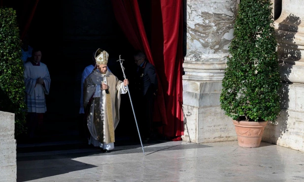 Papież Leon wychodzi do Mszy