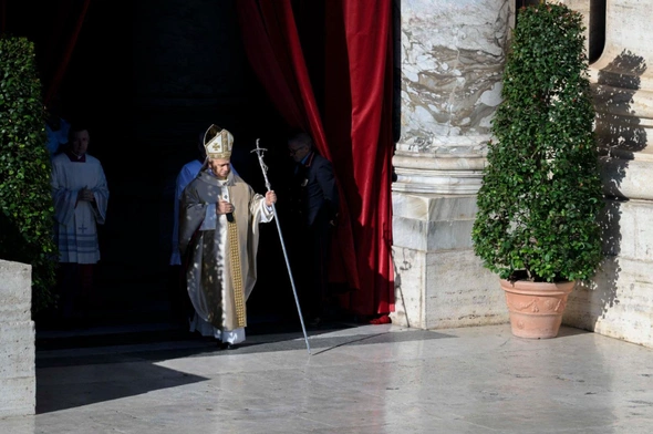 Papież Leon wychodzi do Mszy