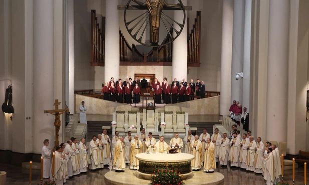 Abp Andrzej Przybylski: Najważniejszym znakiem Królestwa Chrystusa jest krzyż