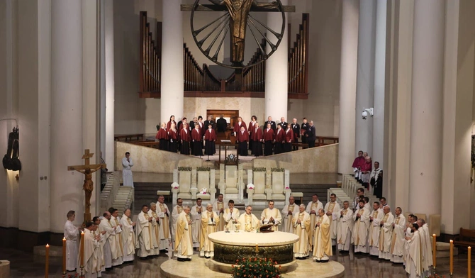 Abp Andrzej Przybylski: Najważniejszym znakiem Królestwa Chrystusa jest krzyż