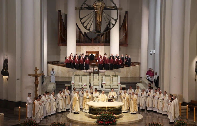 Abp Andrzej Przybylski: Najważniejszym znakiem Królestwa Chrystusa jest krzyż