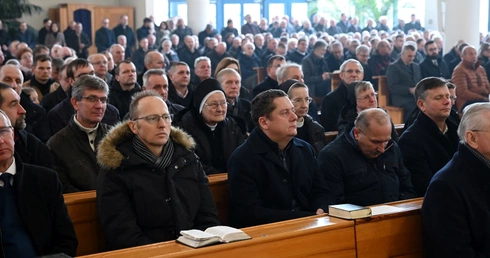 Zanoszą Komunię św. chorym w ich domach