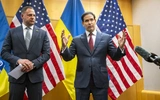 Sekretarz stanu USA Marco Rubio (P) i szef gabinetu prezydenta Ukrainy Andrij Jermak (L)