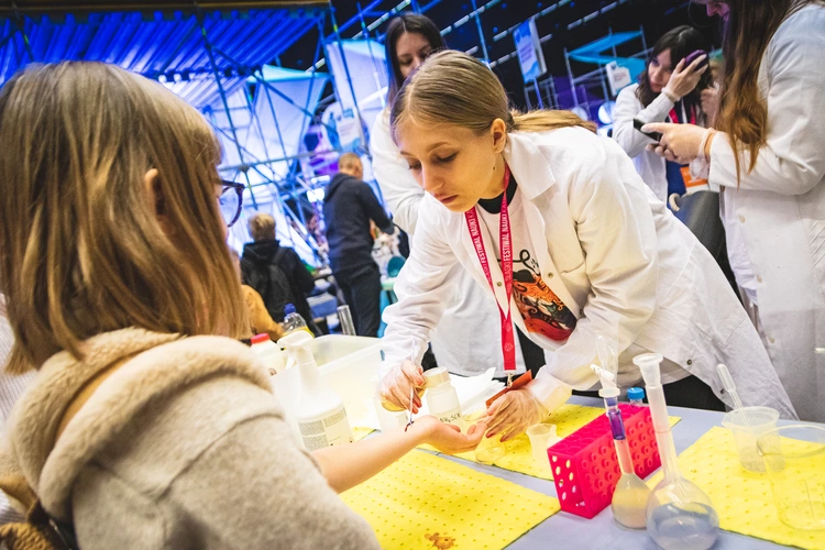 Region. Dasz się zaprosić do świata pełnego eksperymentów? Śląski Festiwal Nauki Katowice ma do niego klucz