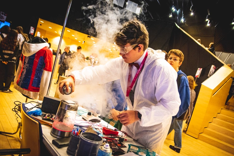 Region. Dasz się zaprosić do świata pełnego eksperymentów? Śląski Festiwal Nauki Katowice ma do niego klucz